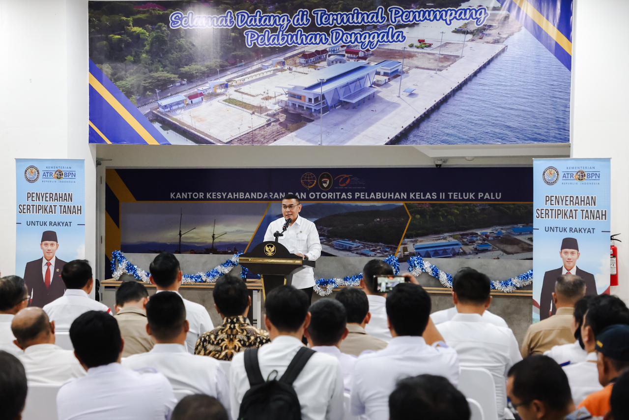 Serahkan Sertifikat Tanah di Donggala, Menko AHY: Kepastian Hukum atas Tanah Jadi Fondasi Pembangunan Berkelanjutan