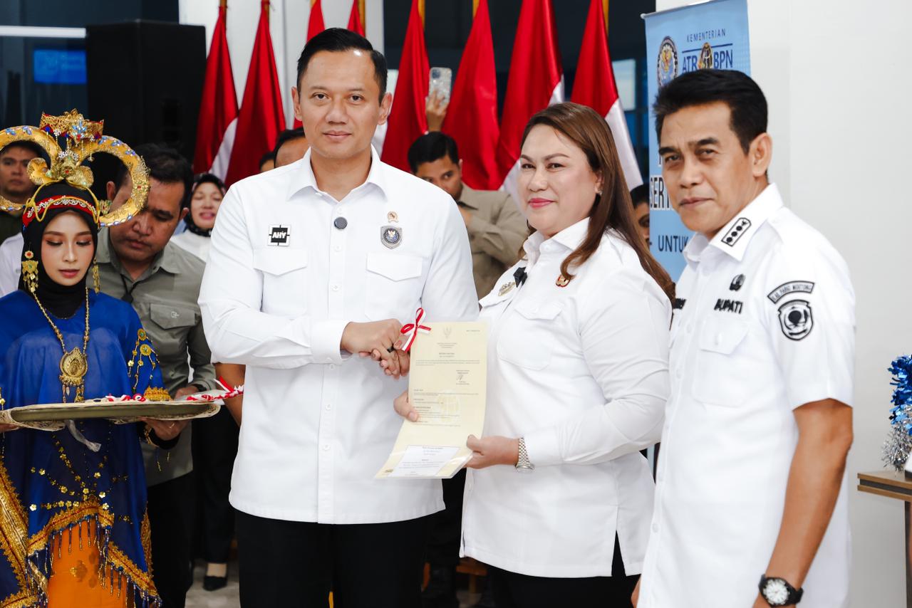 Serahkan Sertifikat Tanah di Donggala, Menko AHY: Kepastian Hukum atas Tanah Jadi Fondasi Pembangunan Berkelanjutan
