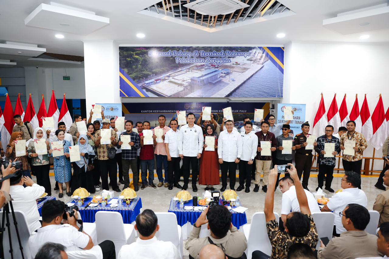 Serahkan Sertifikat Tanah di Donggala, Menko AHY: Kepastian Hukum atas Tanah Jadi Fondasi Pembangunan Berkelanjutan