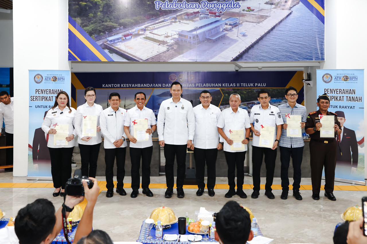 Serahkan Sertifikat Tanah di Donggala, Menko AHY: Kepastian Hukum atas Tanah Jadi Fondasi Pembangunan Berkelanjutan