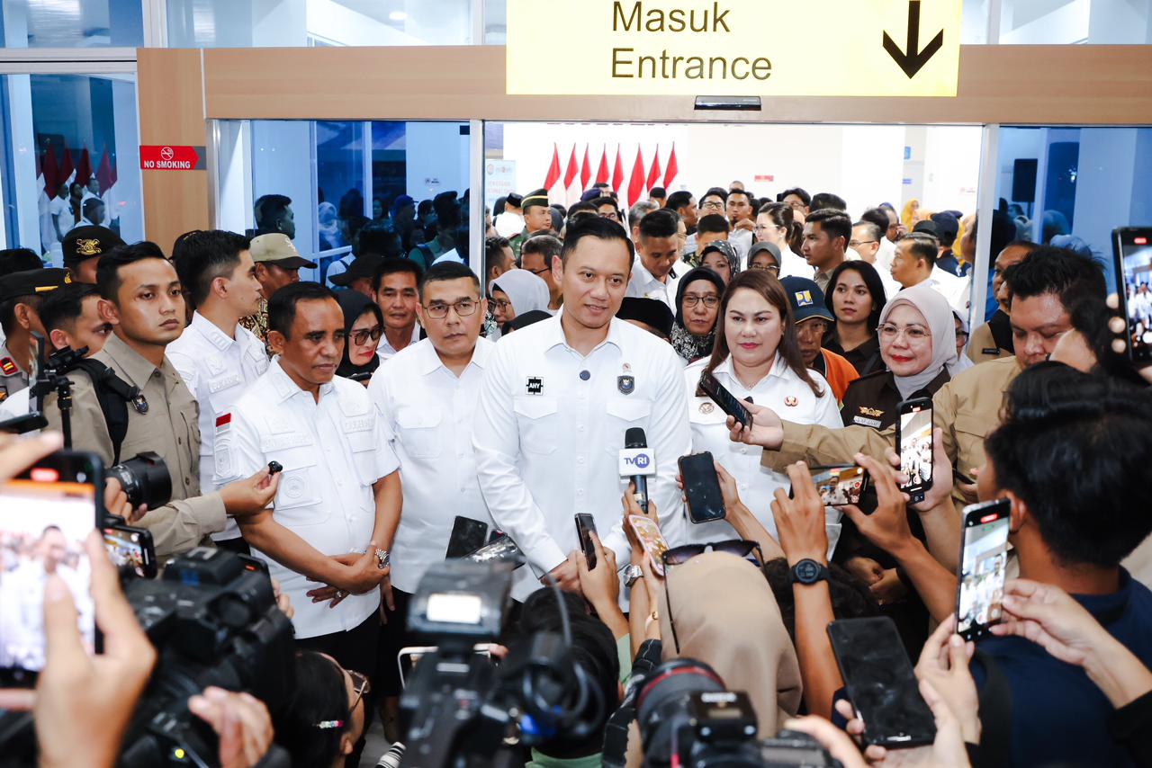 Serahkan Sertifikat Tanah di Donggala, Menko AHY: Kepastian Hukum atas Tanah Jadi Fondasi Pembangunan Berkelanjutan