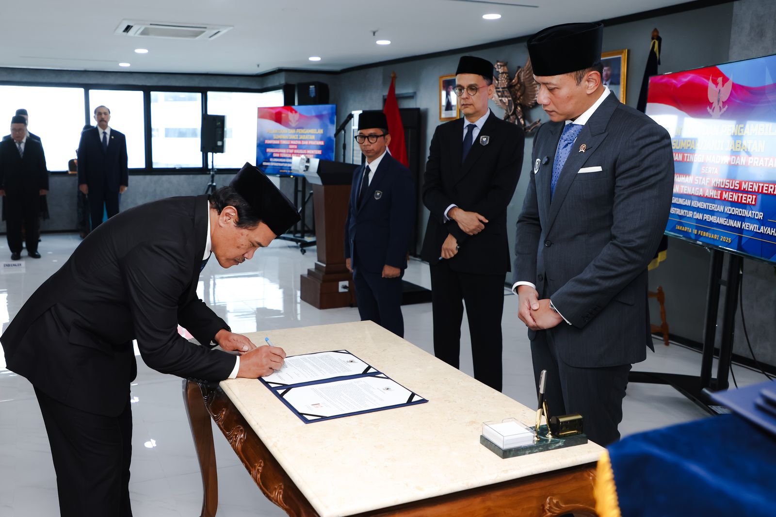 Lantik Pejabat Kemenko Infra, Menko AHY: Jadi Garda Terdepan dalam Pembangunan Infrastruktur dan Wilayah di Indonesia