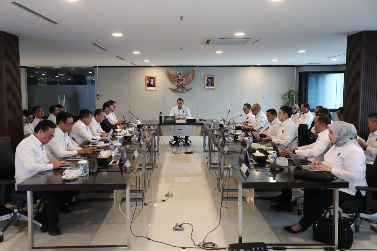 Rapim Pejabat Kemenko Infra, Menko AHY: Kita Cari Solusi atas Tantangan dan Permasalahan di Lapangan