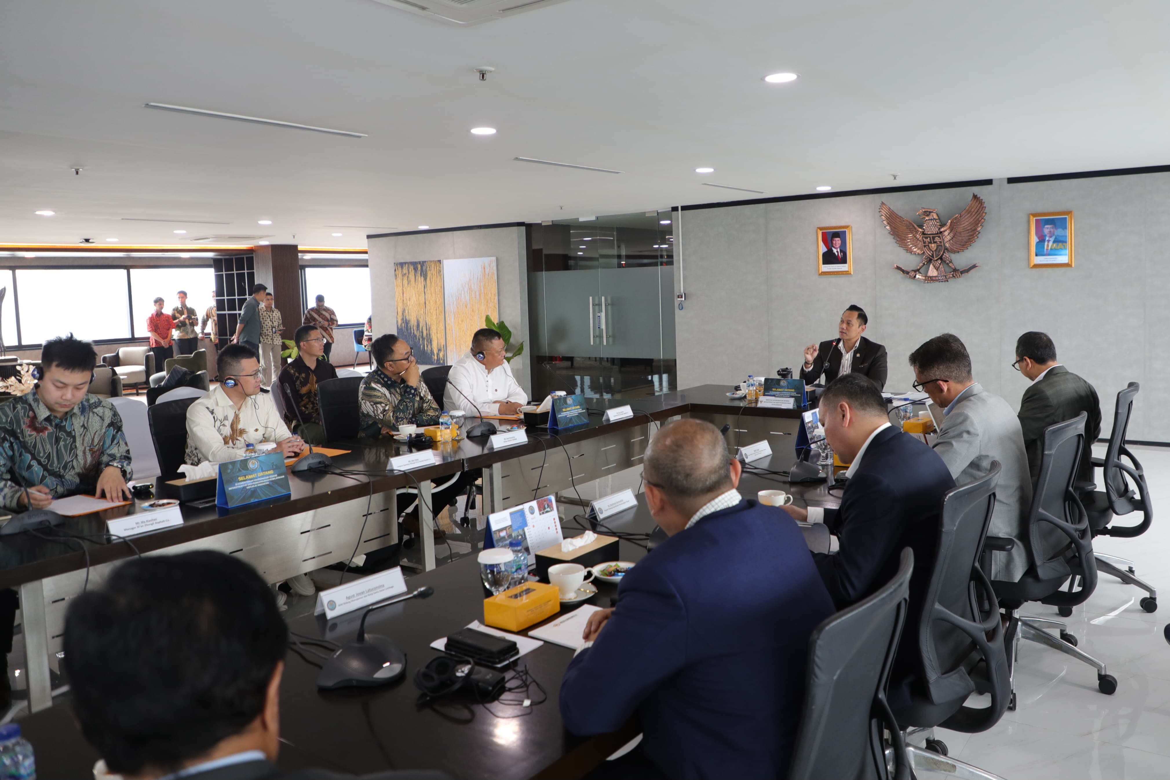 Sambut Rencana Investasi Perusahaan asal Tiongkok, Menko AHY: Optimalisasi Aspal Buton Untuk Pembangunan Infrastruktur