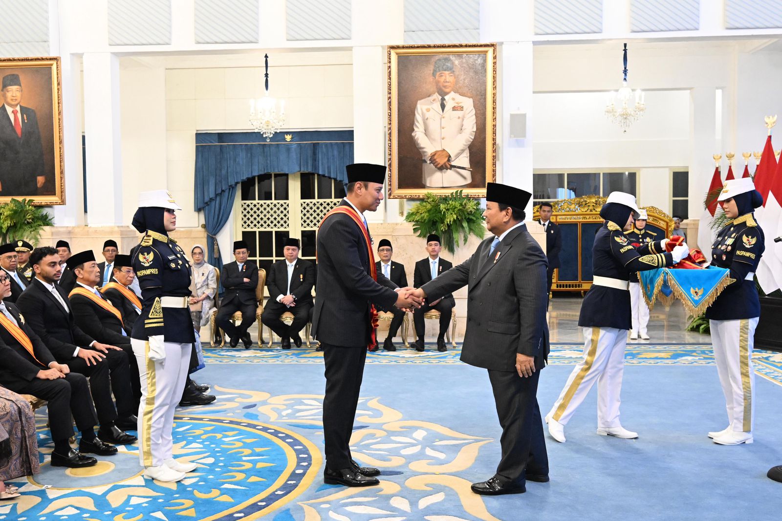 Presiden Prabowo Anugerahkan Bintang Mahaputera Utama Kepada Menko AHY atas Dedikasinya di Bidang Infrastruktur dan Pembangunan Kewilayahan