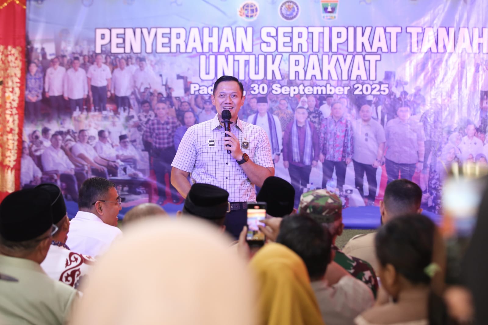 Serahkan Sertipikat Tanah di Padang, Menko AHY: Memberi Kepastian Hukum dan Perlindungan Dari Kerentanan Konflik Agraria