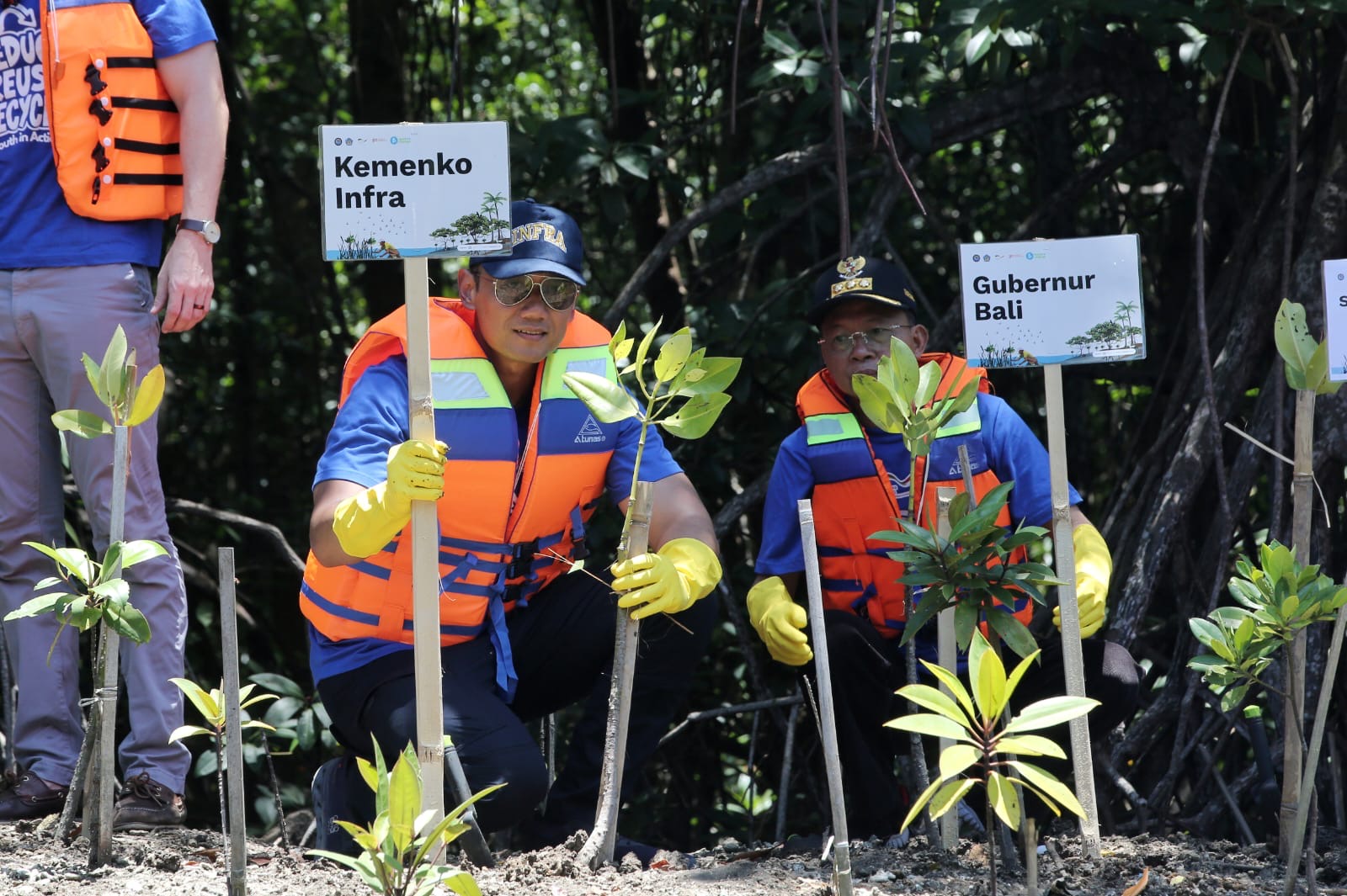 Lakukan Aksi Bersih Pantai dan Penanaman Mangrove, Menko AHY: Clean Up Event Jadi Gerakan Moral Menjaga Bali sebagai Warisan Dunia