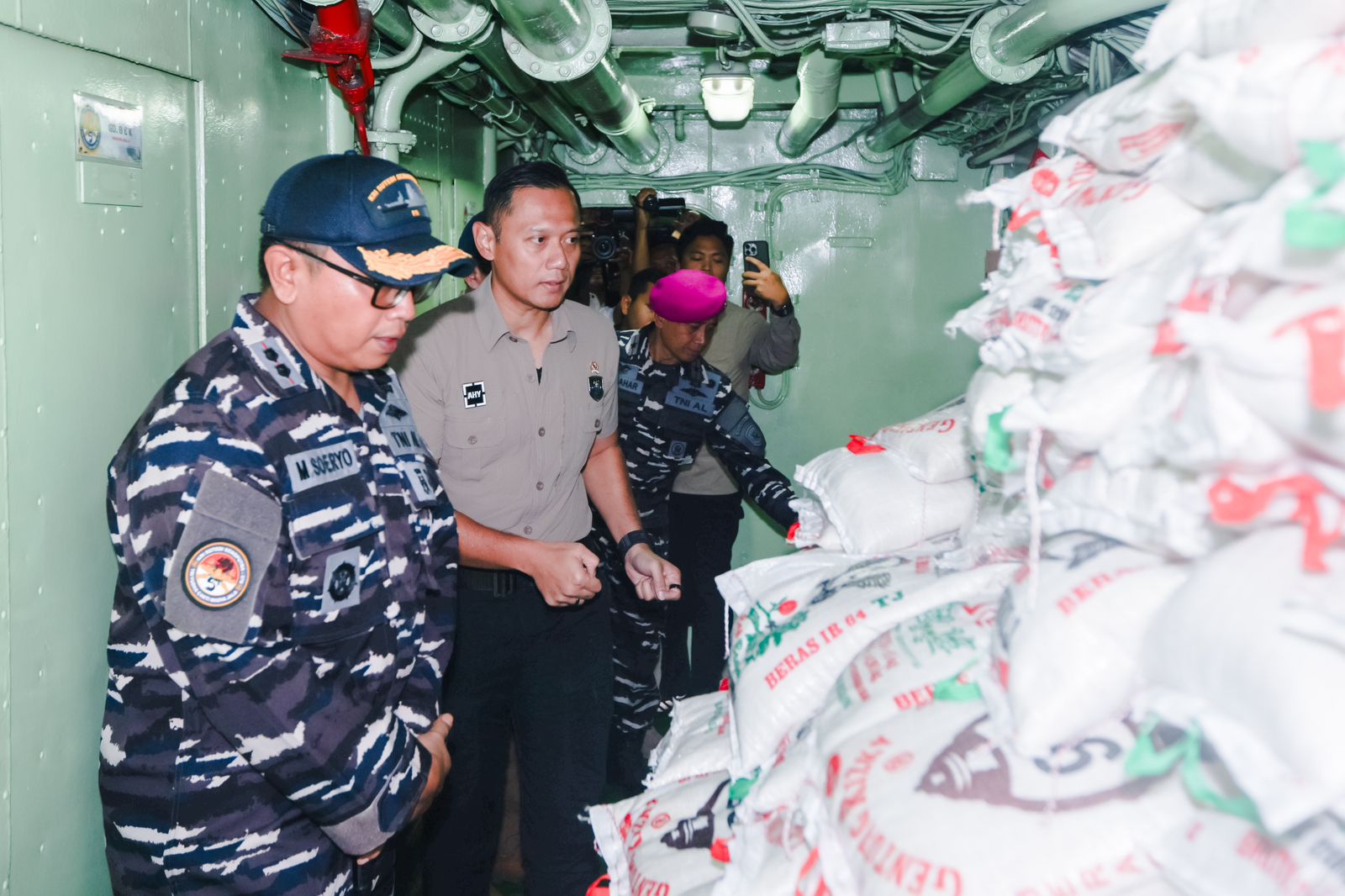 Lepas Kapal Penyalur Bantuan di Pelabuhan Belawan, Menko AHY Pastikan Bantuan Logistik Menjangkau Wilayah-Wilayah Terisolir