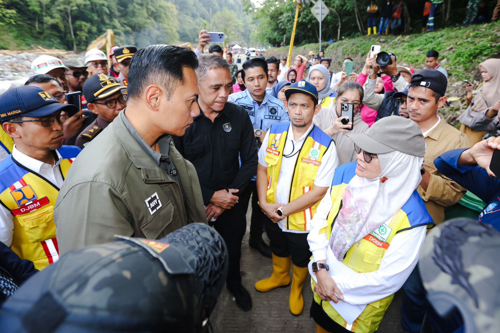 Kunjungi Lokasi Bencana di Sumbar, Menko AHY Dorong Percepatan Pemulihan Infrastruktur Konektivitas