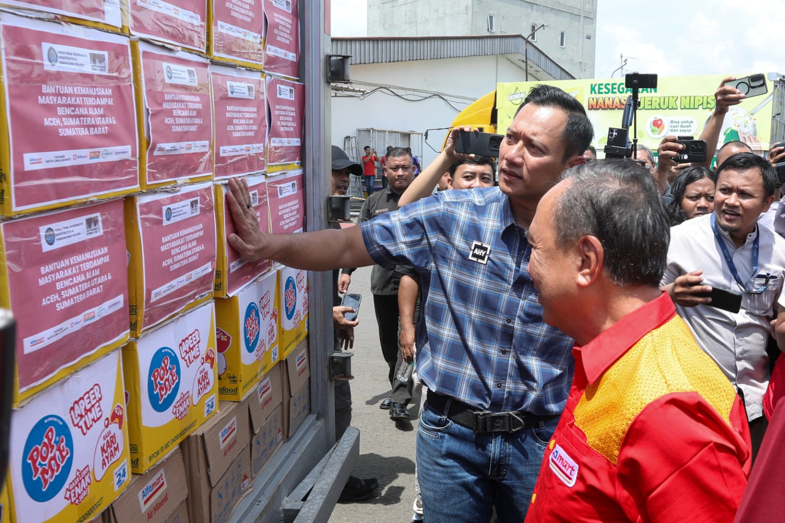 Kirim 19 Truk Bantuan Kemanusiaan untuk Sumatra, Menko Infra AHY: Kolaborasi Pemerintah dan Dunia Usaha