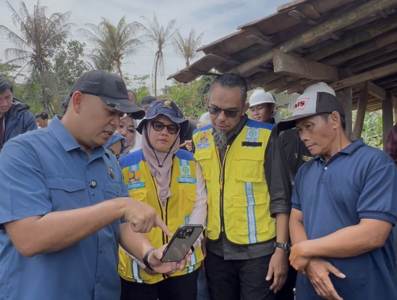 Tinjau Pengerjaan Irigasi di Cianjur, Stafsus Menko AHY Kawal Upaya Peningkatan Ketahanan dan Swasembada Pangan