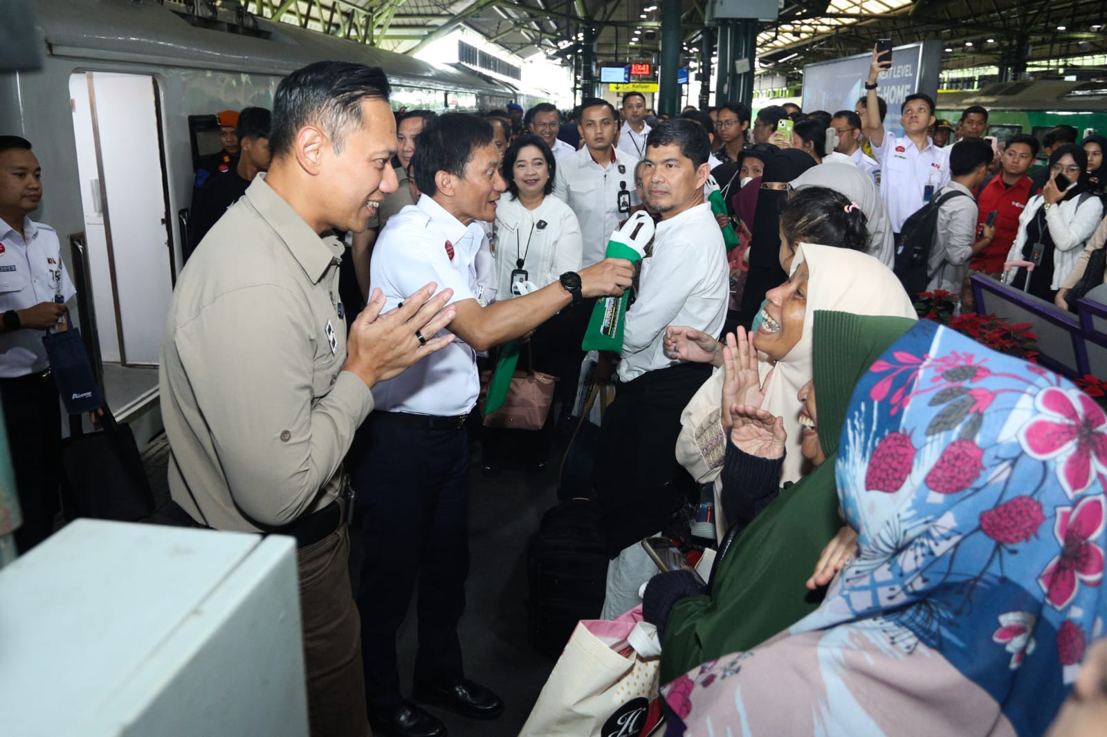 Tinjau Kesiapan Angkutan Nataru di Stasiun Gambir, Menko AHY Apresiasi Kesiapan KAI Hadapi Lonjakan Penumpang