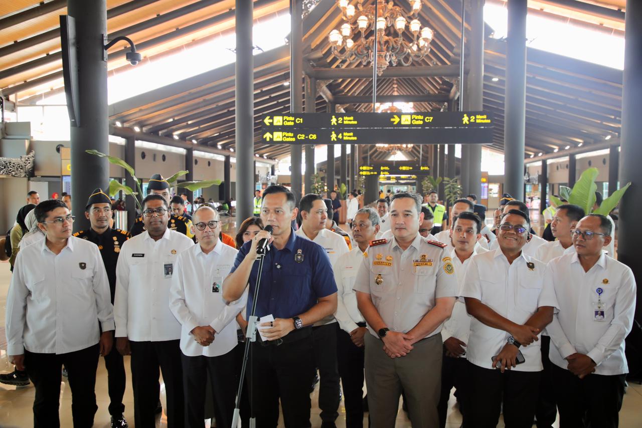 Pastikan Kesiapan Transportasi Udara Hadapi Lonjakan Penumpang Nataru, Menko AHY Tinjau Langsung Terminal 1C Soetta