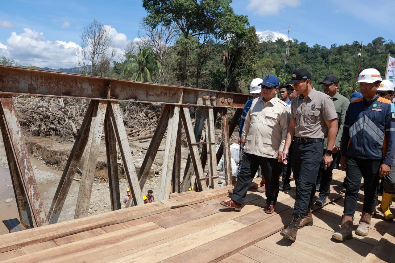 Menko AHY Dampingi Presiden Prabowo Tinjau Jembatan Bailey di Tapanuli Selatan