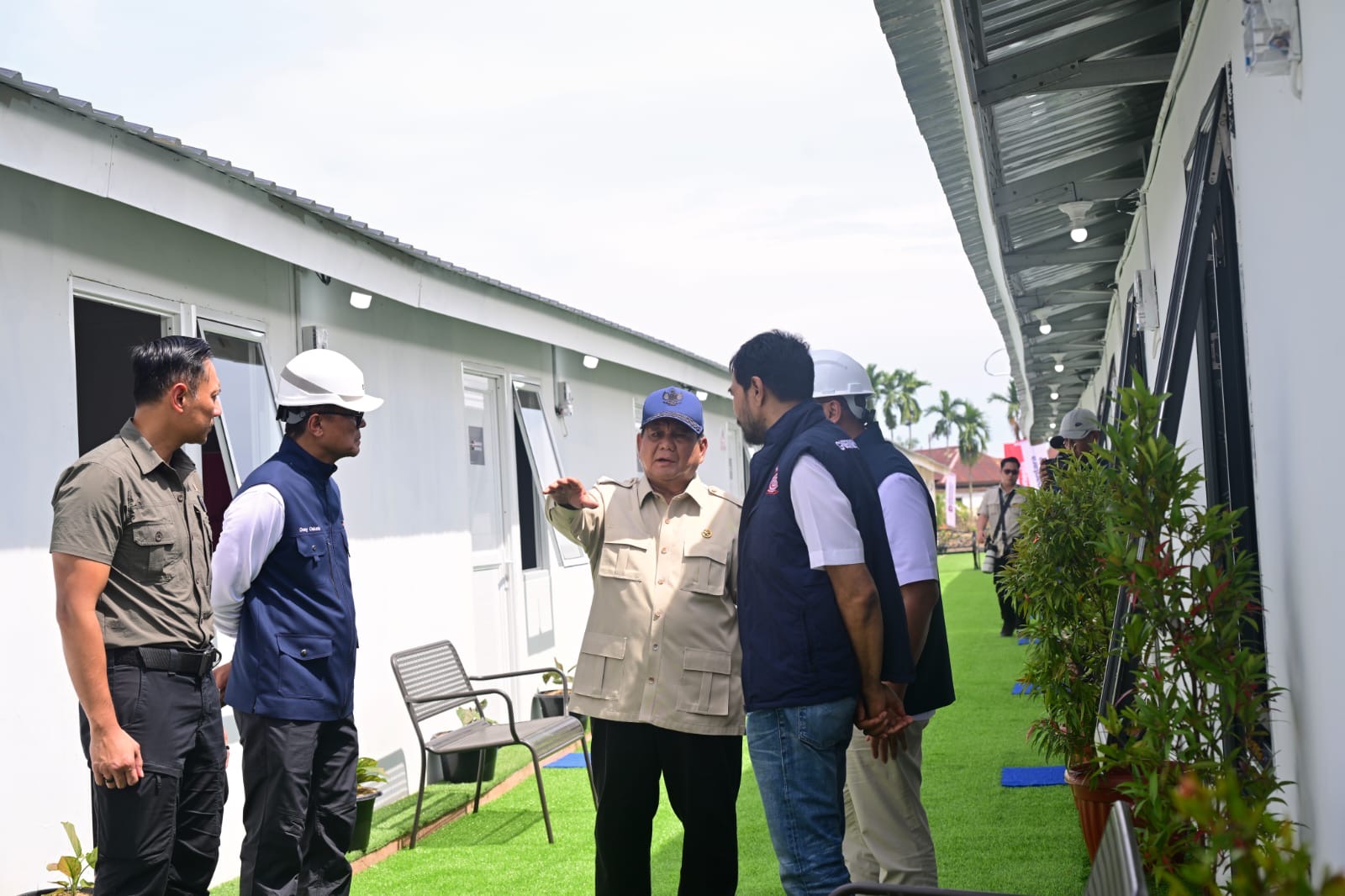 Menko AHY Mendampingi Presiden Prabowo Tinjau Perkembangan Rekonstruksi dan Pembangunan Hunian Danantara di Aceh Tamiang