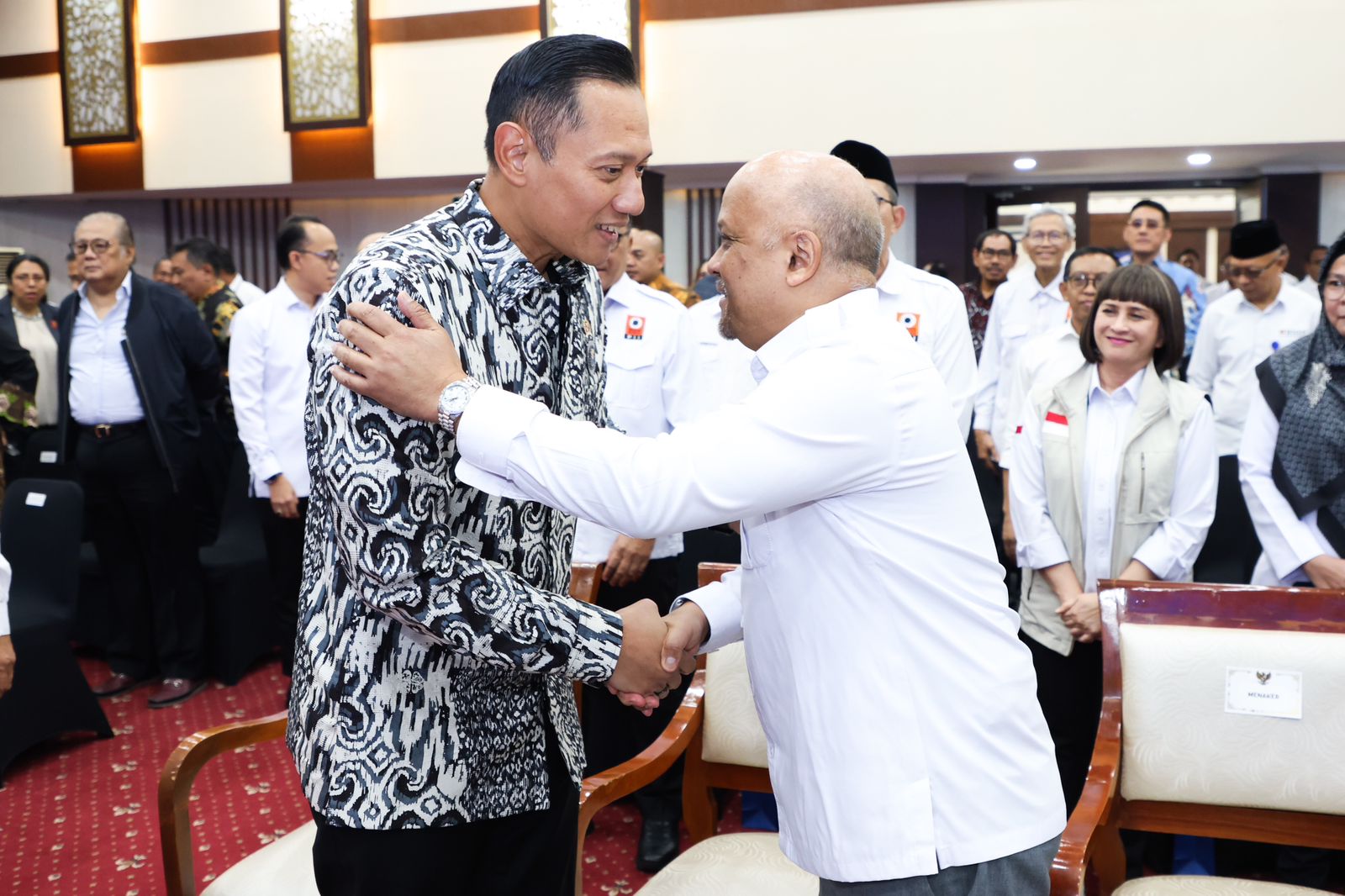 Penyerahan Penghargaan AFEO kepada Wamenaker, Menko AHY Tegaskan Pembangunan Infrastruktur Harus Ditopang SDM Kompeten