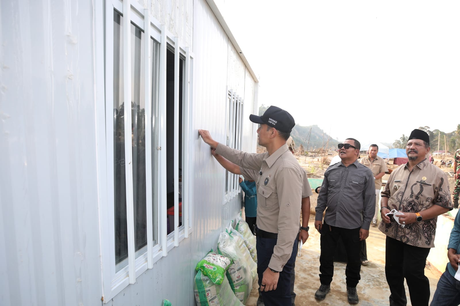 Menko AHY Cek Langsung Ketahanan Rumah Modular dan Salurkan Bantuan Dua Ton Beras di Lubuk Sidup, Aceh Tamiang