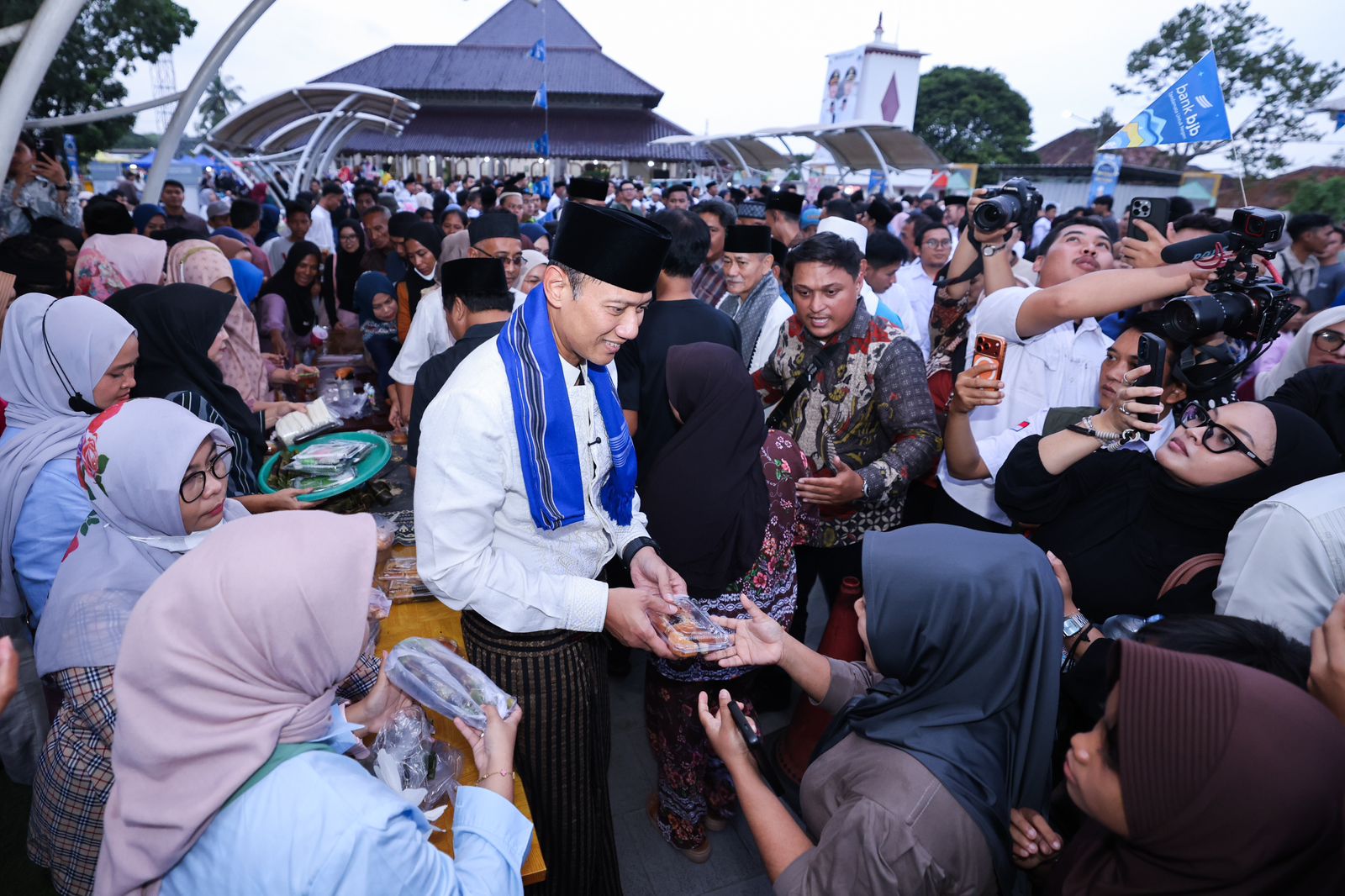 Gerakkan Ekonomi Masyarakat, Menko AHY Sapa Warga dan Berbagi Takjil di Bazar Syiar Masjid Agung Ats-Tsauroh Serang
