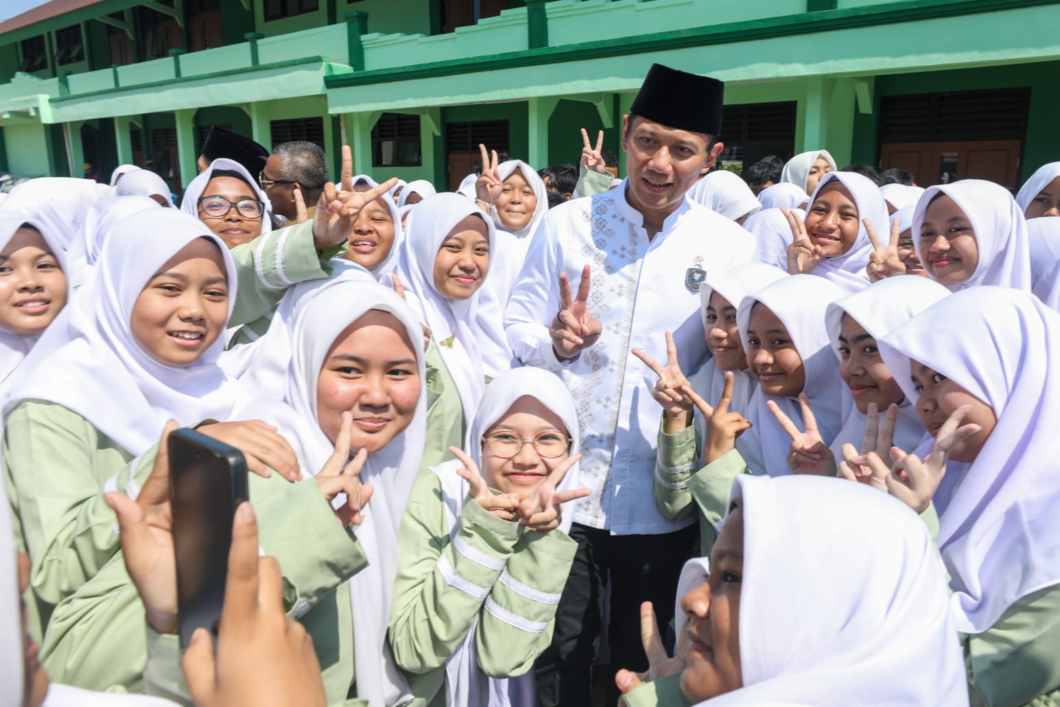 Cek Progres Rehabilitasi dan Renovasi MTsN 1 Kota Bogor, Menko AHY: SDM Unggul Dimulai dari Fasilitas Pendidikan yang Berkualitas