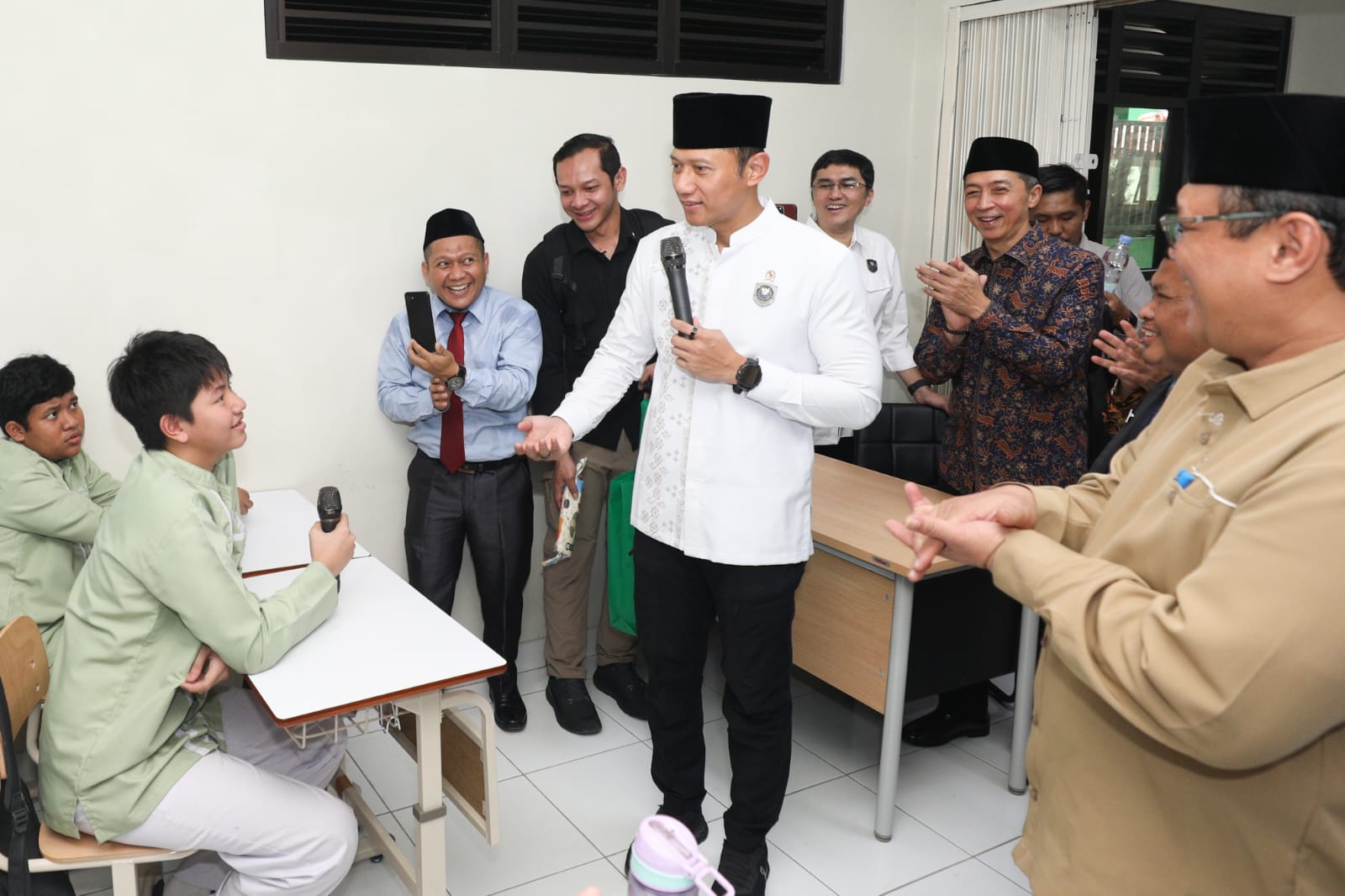 Menko AHY kepada Siswa Madrasah: Jangan Pernah Takut Bermimpi Besar
