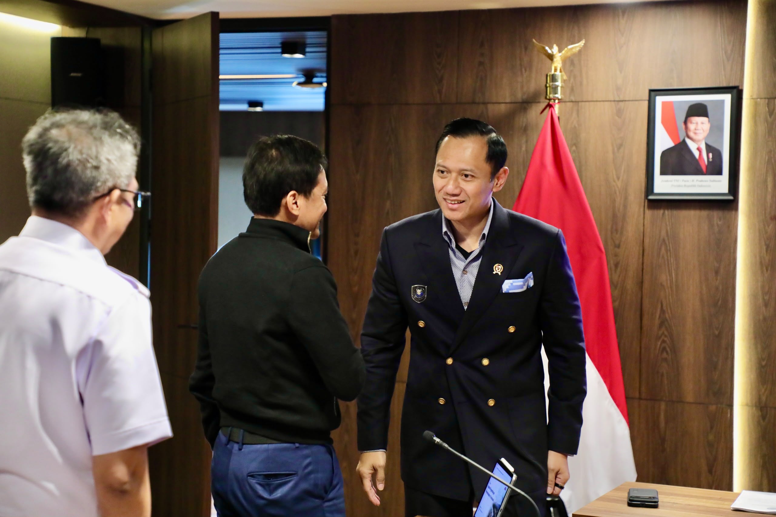 Bertemu Dirut KAI, Menko AHY Dorong Percepatan Pengembangan Jaringan Kereta Api di Luar Jawa dan Peningkatan Kapasitas KRL Jabodetabek