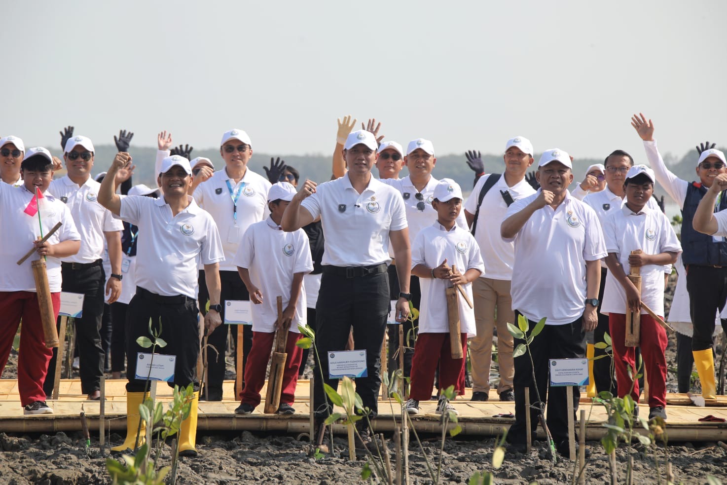 Tanam Mangrove di Demak, Menko AHY Dorong Solusi Berbasis Alam untuk Lindungi Pesisir Pantura Jawa